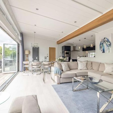 Luxury Lodge With Hot Tub In Windsor Marina Exterior foto
