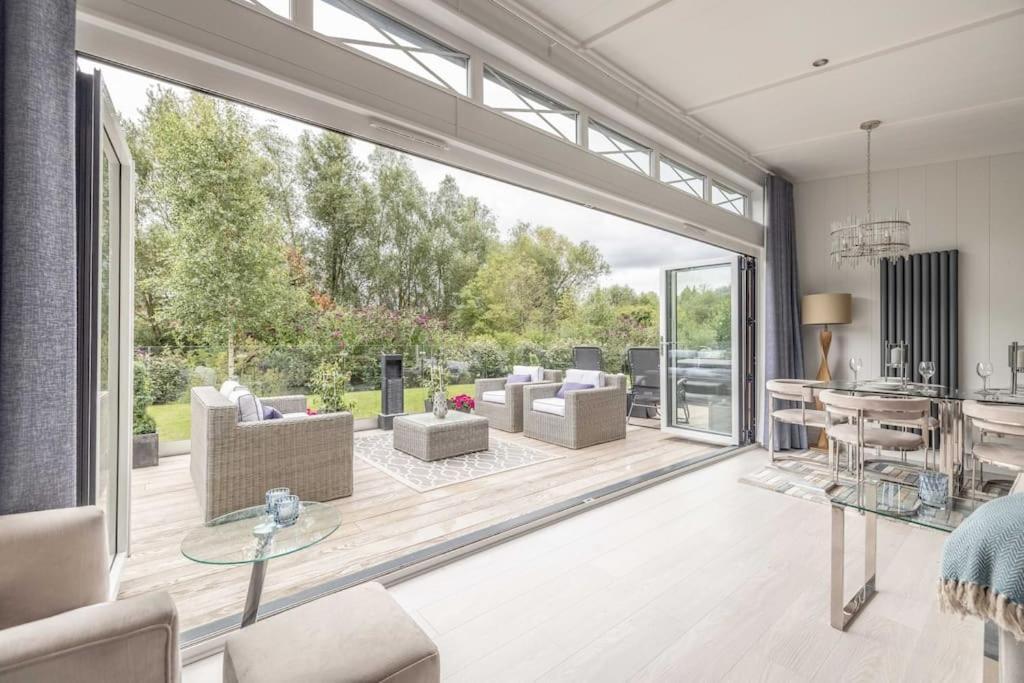 Luxury Lodge With Hot Tub In Windsor Marina Exterior foto