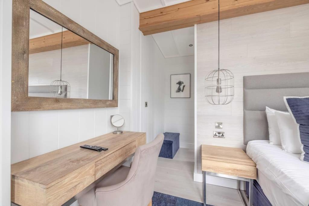 Luxury Lodge With Hot Tub In Windsor Marina Exterior foto