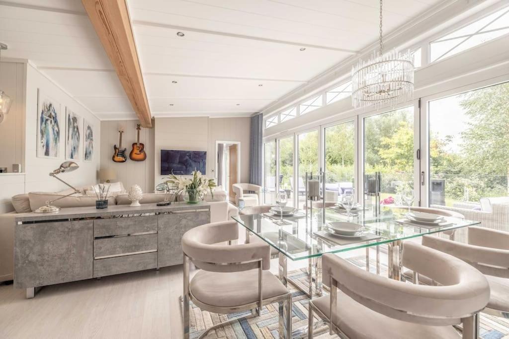 Luxury Lodge With Hot Tub In Windsor Marina Exterior foto