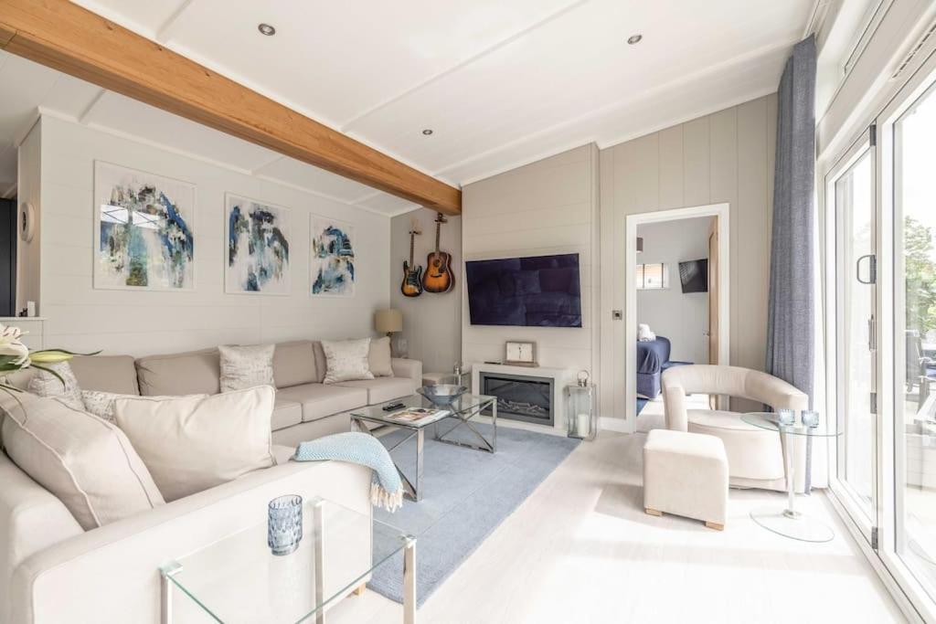 Luxury Lodge With Hot Tub In Windsor Marina Exterior foto