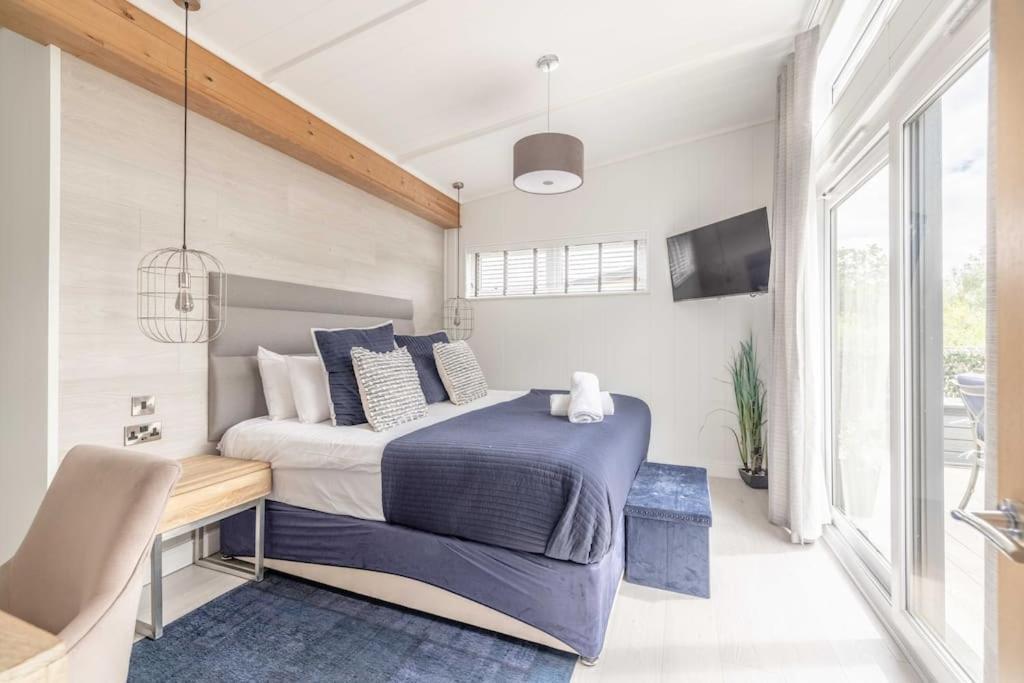 Luxury Lodge With Hot Tub In Windsor Marina Exterior foto