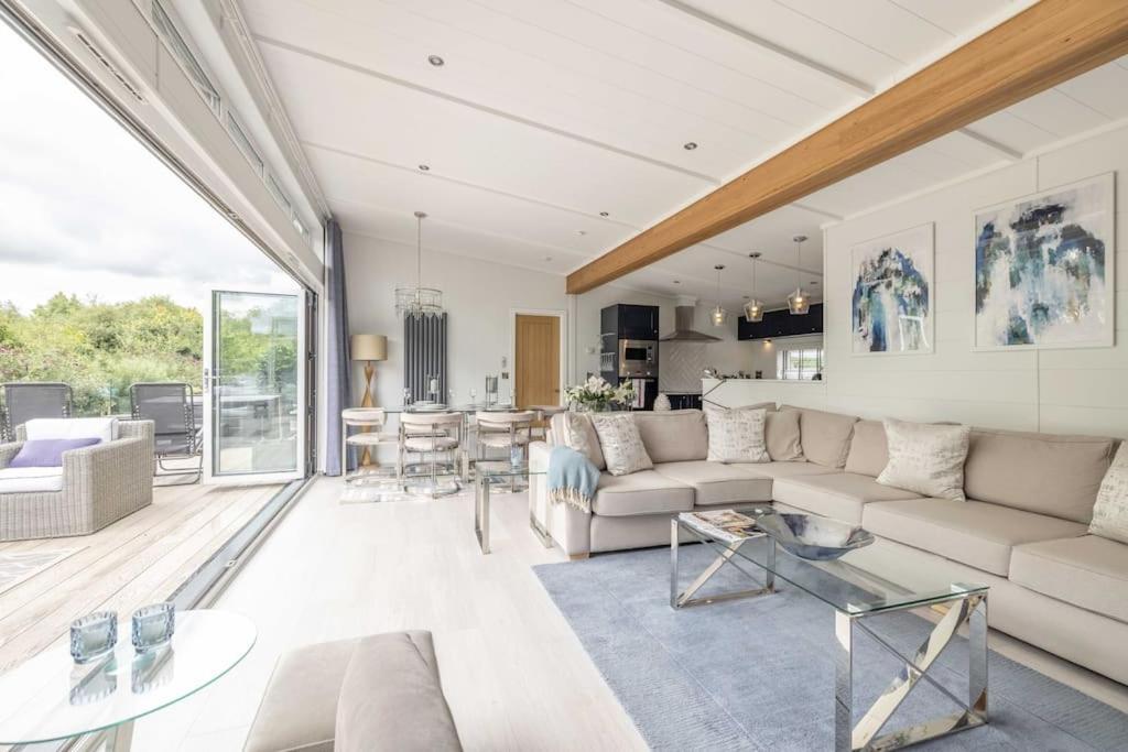 Luxury Lodge With Hot Tub In Windsor Marina Exterior foto