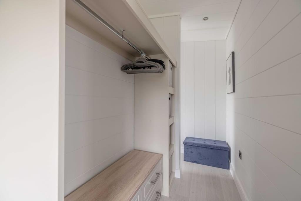Luxury Lodge With Hot Tub In Windsor Marina Exterior foto