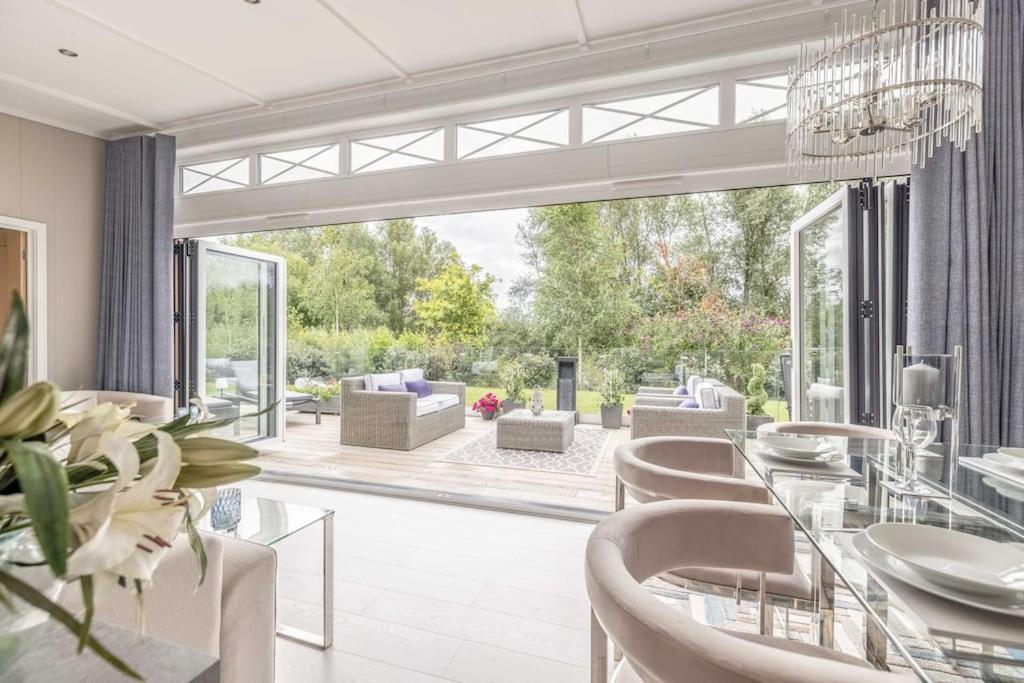 Luxury Lodge With Hot Tub In Windsor Marina Exterior foto