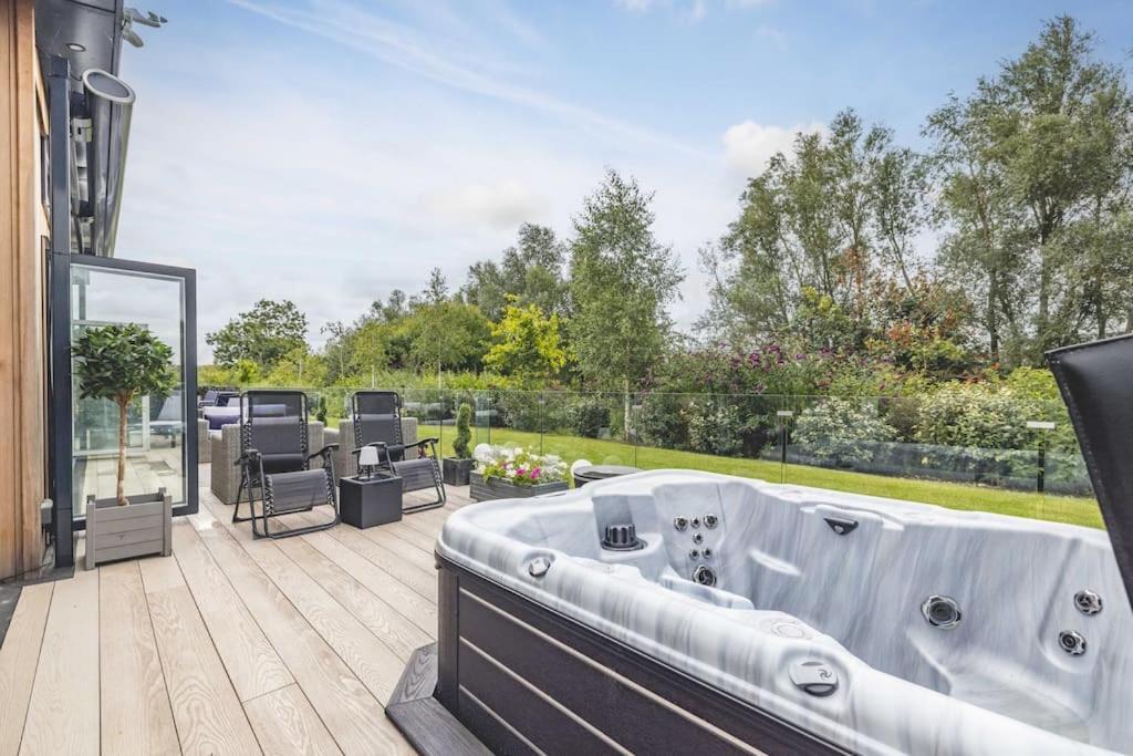 Luxury Lodge With Hot Tub In Windsor Marina Exterior foto