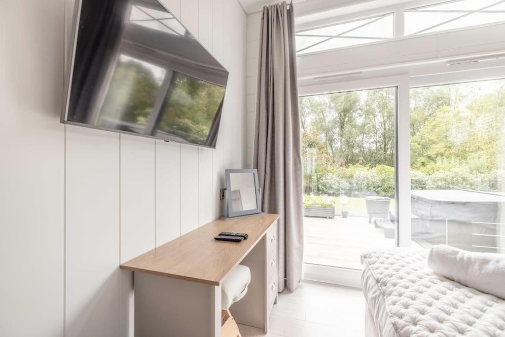 Luxury Lodge With Hot Tub In Windsor Marina Exterior foto