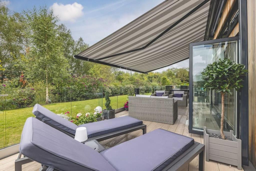 Luxury Lodge With Hot Tub In Windsor Marina Exterior foto