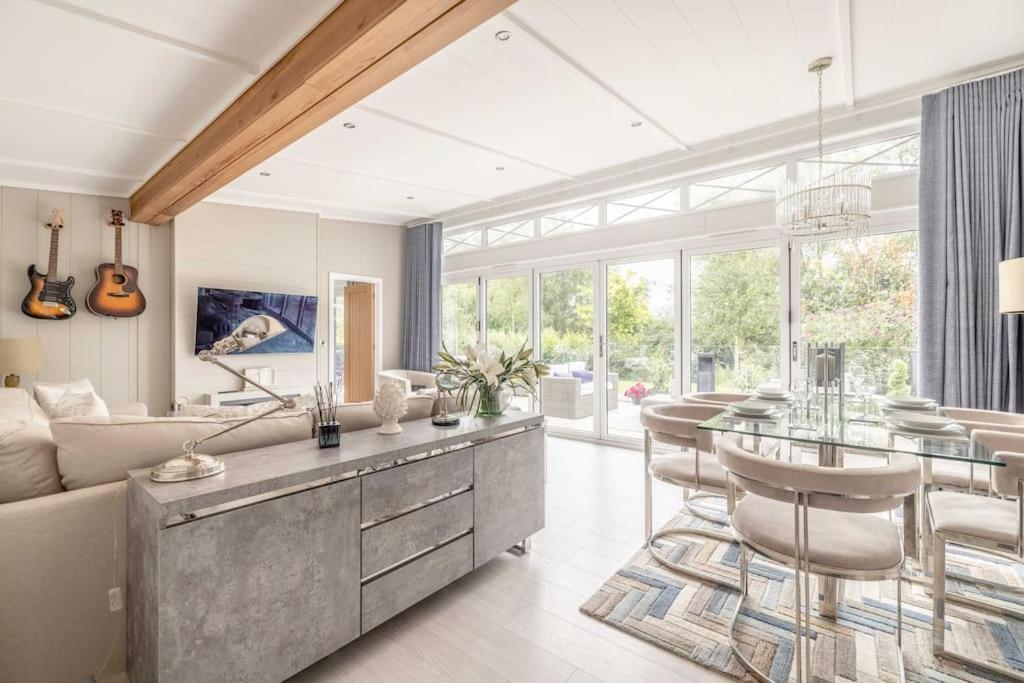 Luxury Lodge With Hot Tub In Windsor Marina Exterior foto