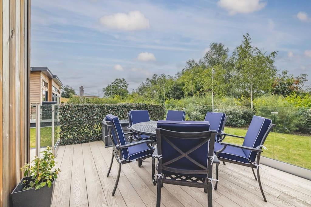 Luxury Lodge With Hot Tub In Windsor Marina Exterior foto